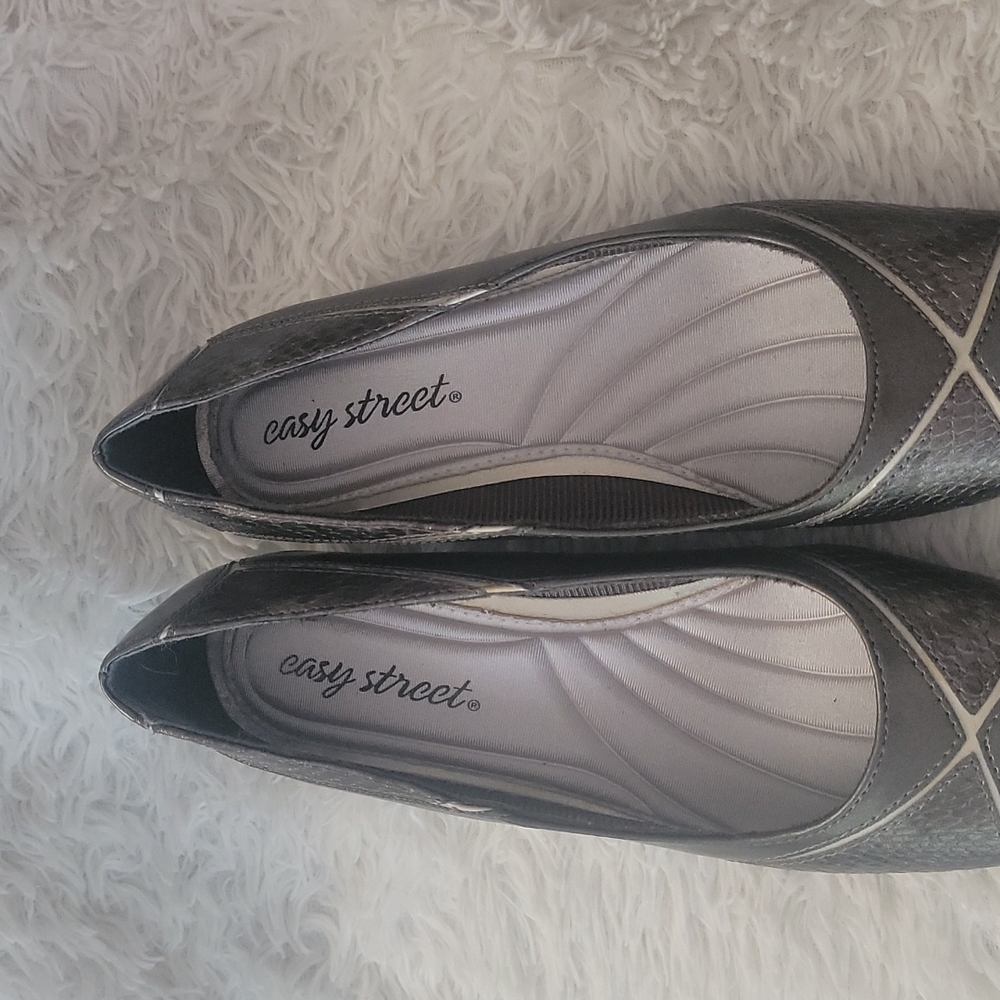 Size 7.5 Women's Easy Street Silver Snake Print Heels - Picture 3 of 10